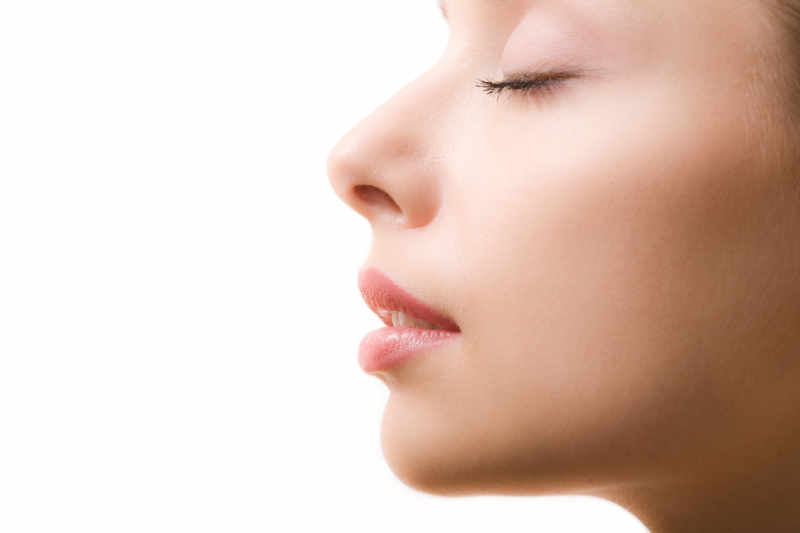 Rinoplastia cerrada: Los puntos quedan ocultos dentro de las fosas nasales, no resultando visibles. Rinoplastia abierta: Se realiza una mínima incisión en la parte baja de la columnela. La cicatriz es prácticamente invisible en la mayoría de los casos al cabo de unos meses.